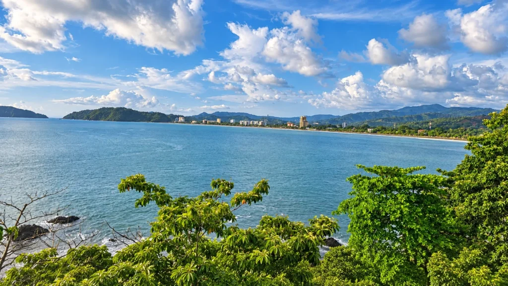 Vista panorámica de la bahía de Jacó en el Pacífico Central de Costa Rica