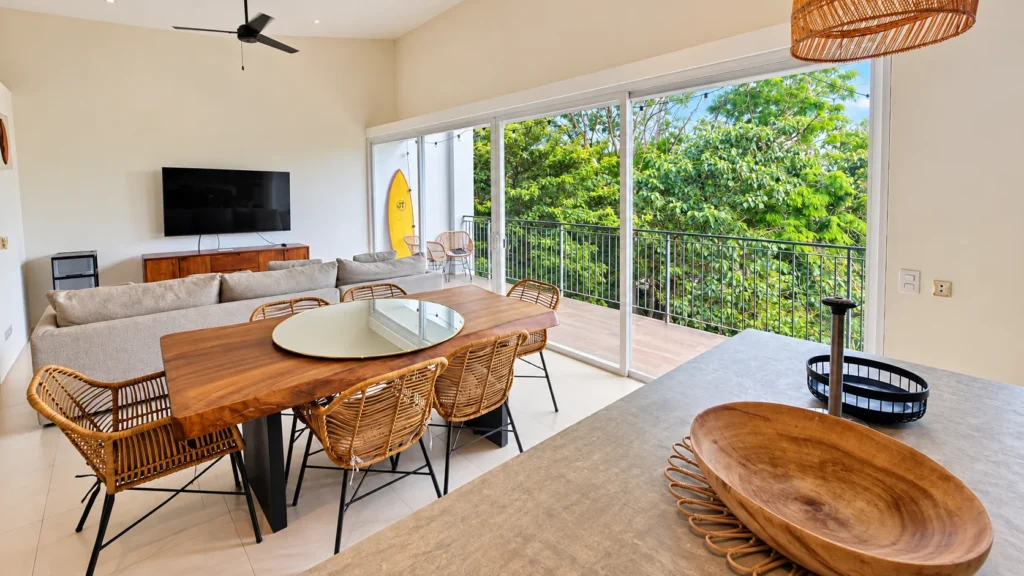 Sala y comedor con balcón tropical en propiedad para alquiler