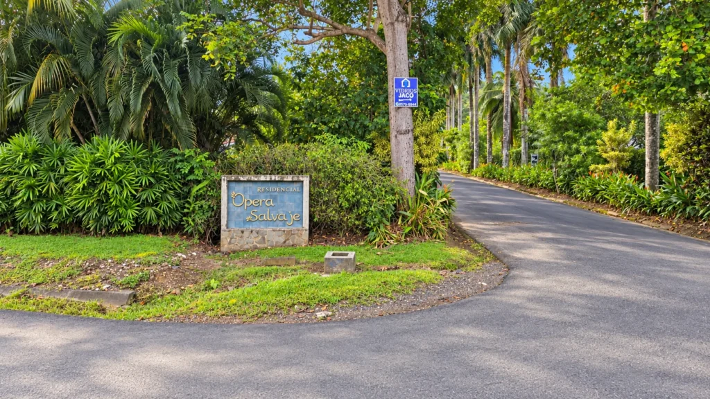 Entrada de Residencial Ópera Salvaje en Jacó